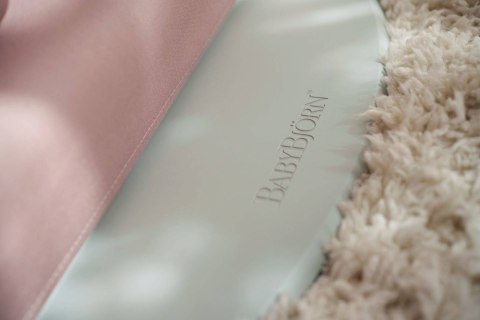 BABYBJORN - leżaczek BLISS Woven, Petal Quilt, Zgaszony róż BABYBJORN - leżaczek BLISS Woven, Petal Quilt, Zgaszony róż