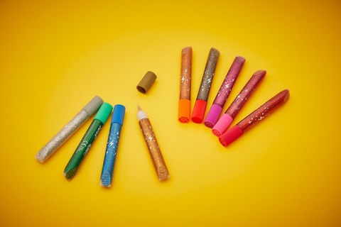 Janod Klej z brokatem w tubkach 9 kolorów 3+