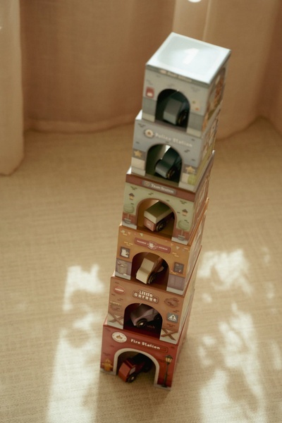 Little Dutch Wieża do układania + 6 autek FSC