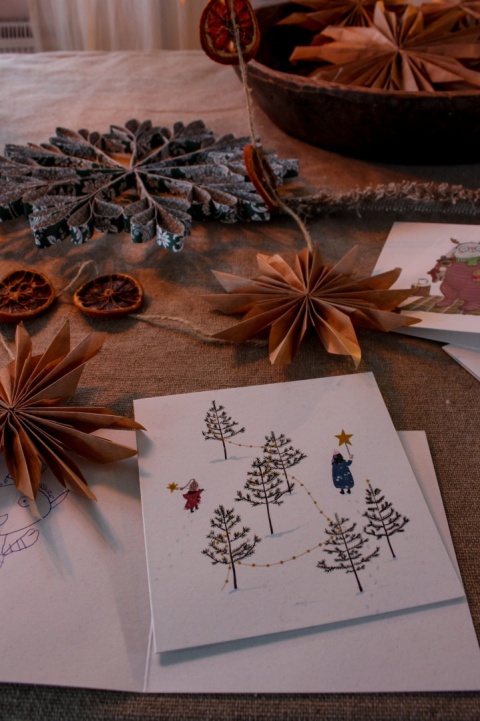 KARTKA ŚWIĄTECZNA LAS DZIECI HI LITTLE