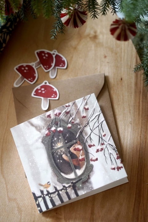 MIŚ W OKNIE - KARTKA ŚWIĄTECZNA HI LITTLE