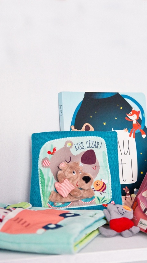 LILLIPUTIENS Książeczka z mini-pacynką na palec wielofunkcyjna "Buziaki dla Cezara" Niedźwiadek Cesar 12 m +