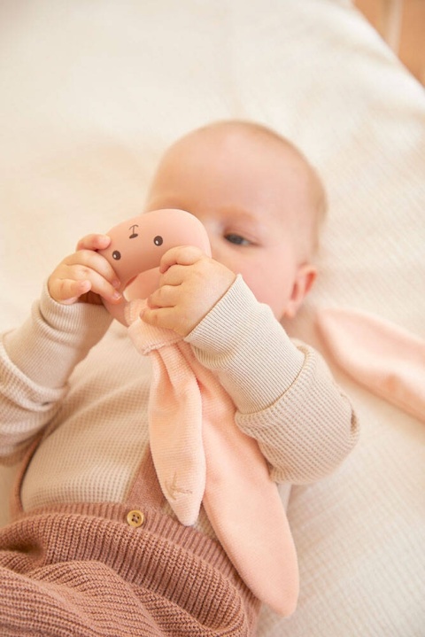 Kaloo Zestaw prezentowy 3 w 1 Królik (komforter + gryzak + buciki) brzoskwiniowy Lapinoo