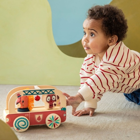 Lilliputiens Drewniany wózek do ciągnięcia Wóz strażacki Lew Jack 12 m+