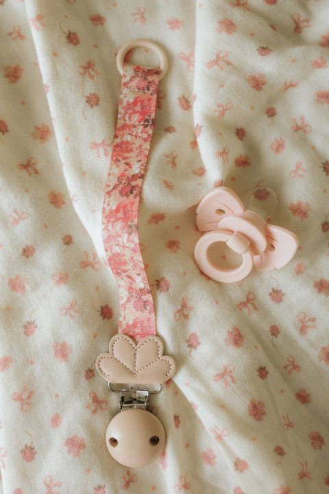 Elodie Details - drewniana zawieszka do smoczka, river rose