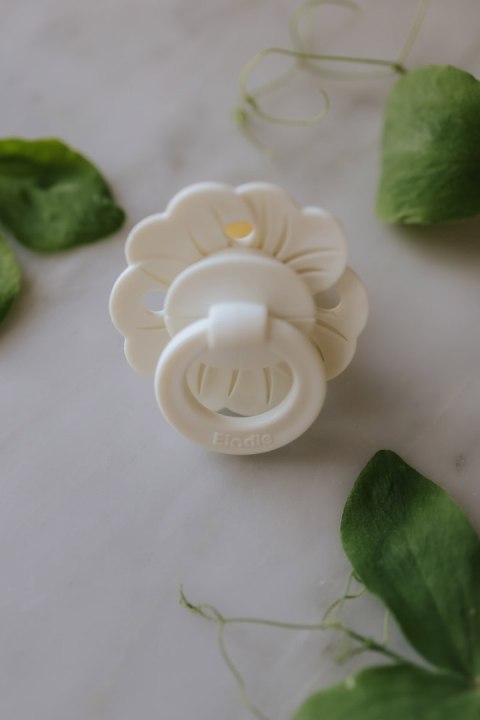 Elodie Details - smoczek lateksowy Binky Bloom - 3 m+, valinna white
