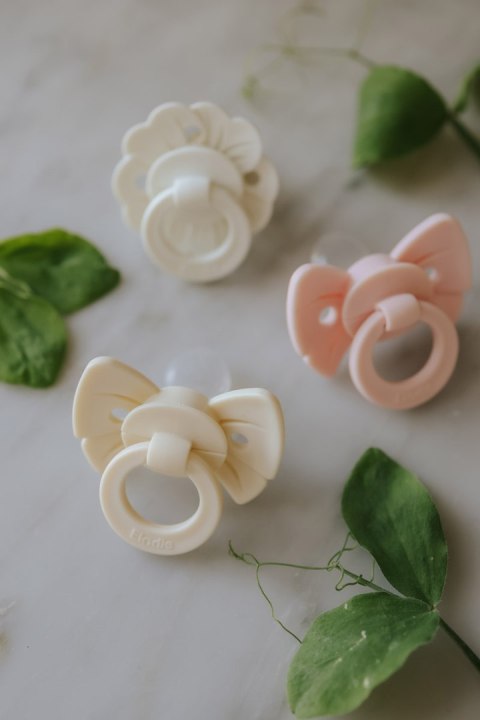 Elodie Details - smoczek silikonowy Binky Bow - 0-6 m, misty pink
