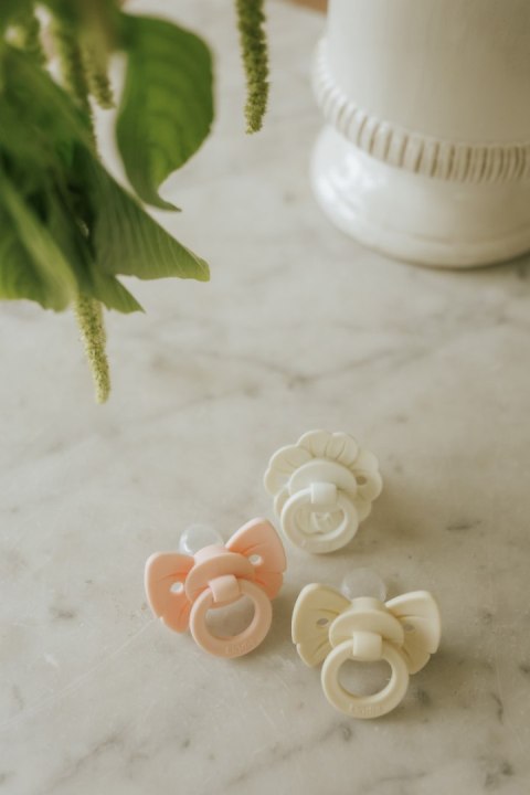 Elodie Details - smoczek silikonowy Binky Bow - 0-6 m, misty pink