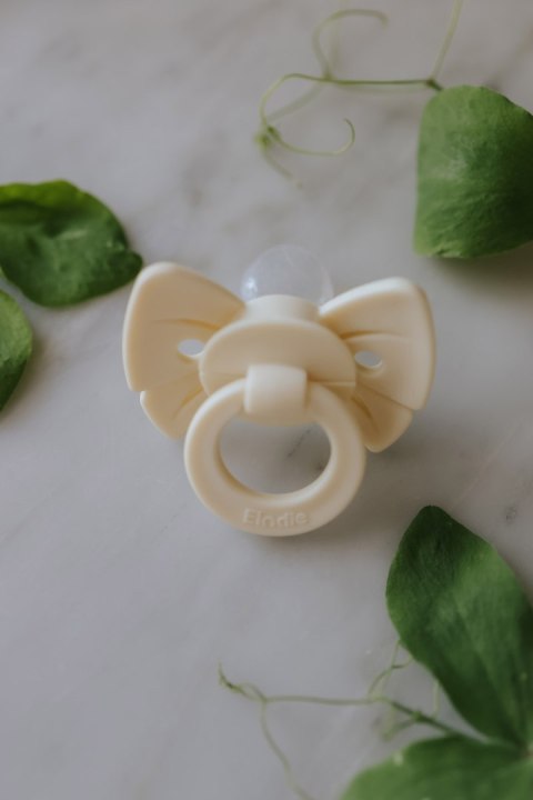 Elodie Details - smoczek silikonowy Binky Bow - 0-6m, oat white