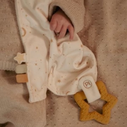 Little Dutch Przytulaczek z zawieszką do smoczka i gryzakiem Newborn Naturals