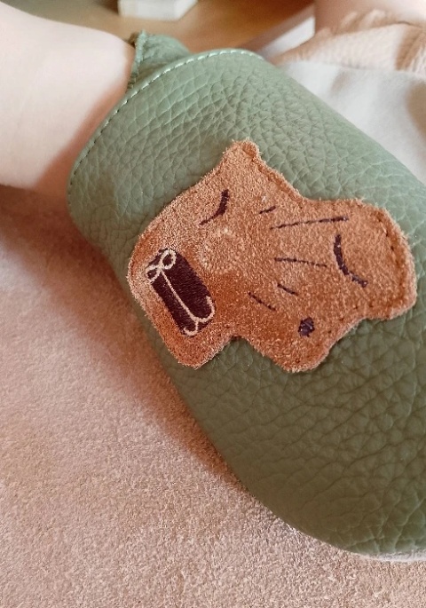Kapcie dziecięce Barefoot PRO kapibara KHAKI, zielone z antypoślizgową podeszwą