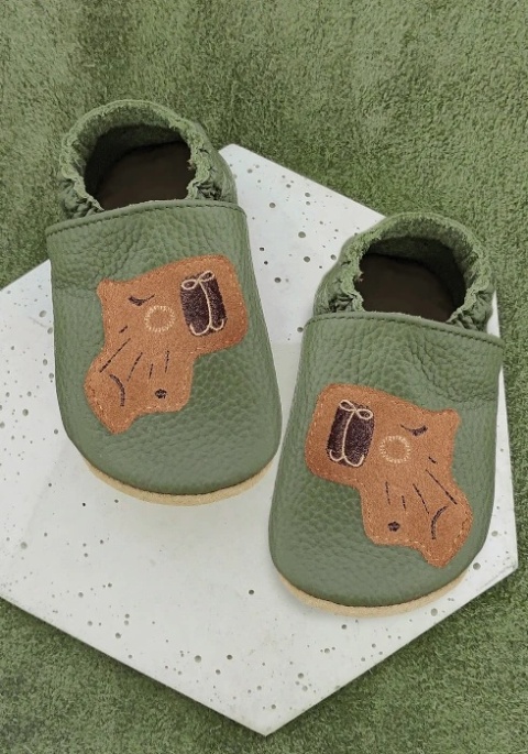 Kapcie dziecięce Barefoot PRO kapibara KHAKI, zielone z antypoślizgową podeszwą