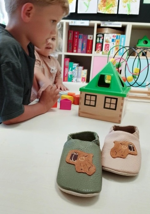 Kapcie dziecięce Barefoot PRO kapibara KHAKI, zielone z antypoślizgową podeszwą