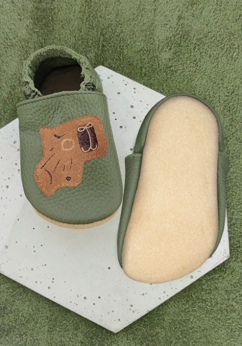 Kapcie dziecięce Barefoot PRO kapibara KHAKI, zielone z antypoślizgową podeszwą