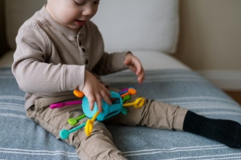 MÖBI Przeciąganiec Zippee. Zabawka sensoryczna.