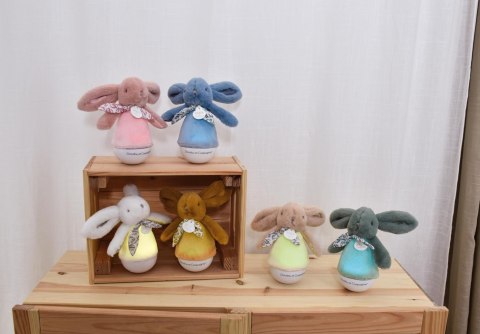 DOUDOU - lampka nocna muzyczna Lapin Doudou Culbuto, Doudou et Compagnie, 16 cm, ochra