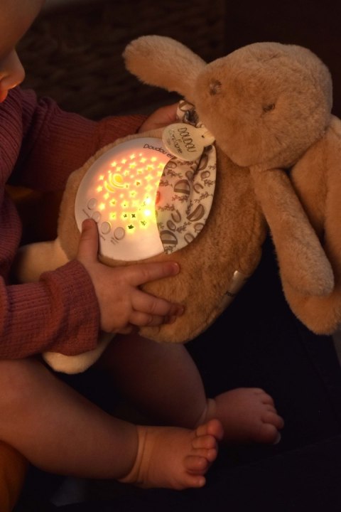 DOUDOU - lampka projektor muzyczny króliczek Lapin Doudou Projection, Doudou et Compagnie, 19 cm, beżowy piaskowy